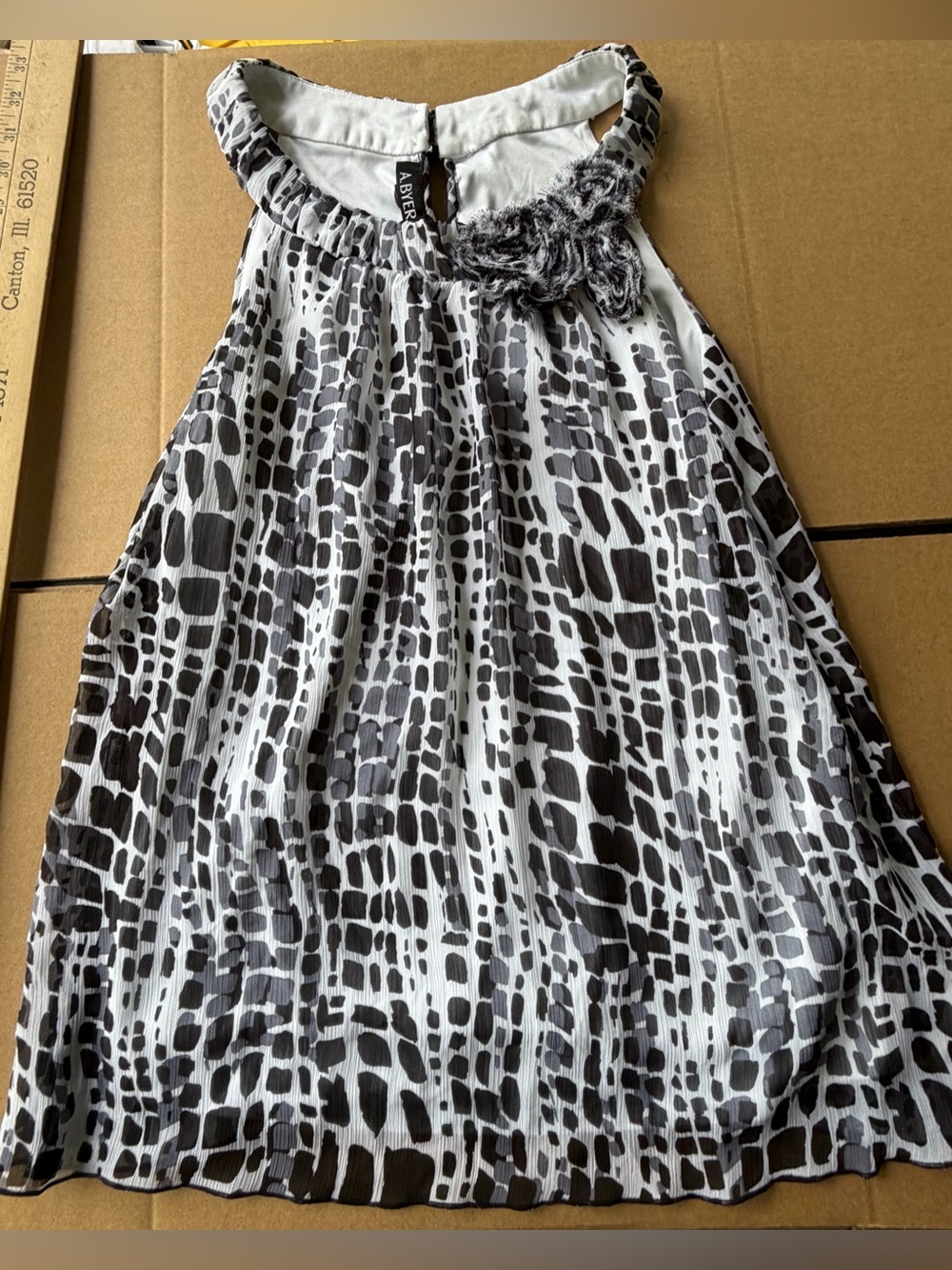 A. Byer Black White Sleeveless Blouse Ruffled Neckline Large